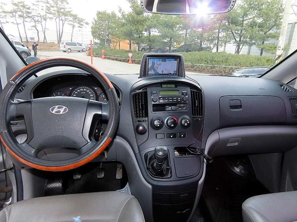 Hyundai Starex CVX Deluxe 8