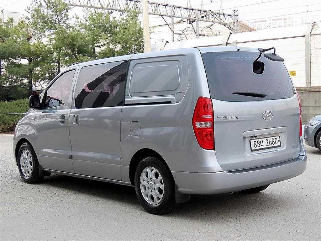 Hyundai Starex CVX Deluxe 4