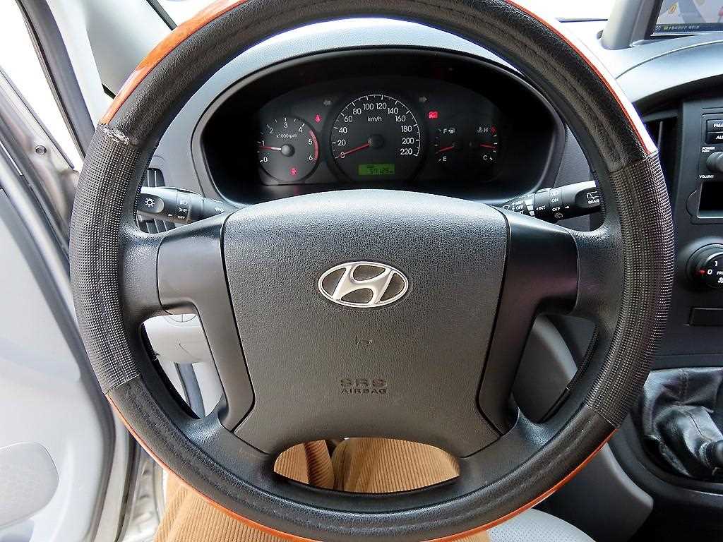 Hyundai Starex CVX Deluxe 9