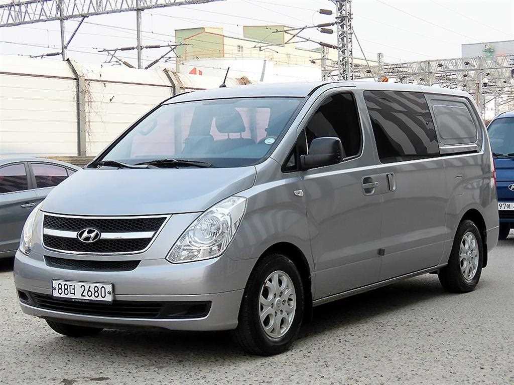 Hyundai Starex CVX Deluxe 3
