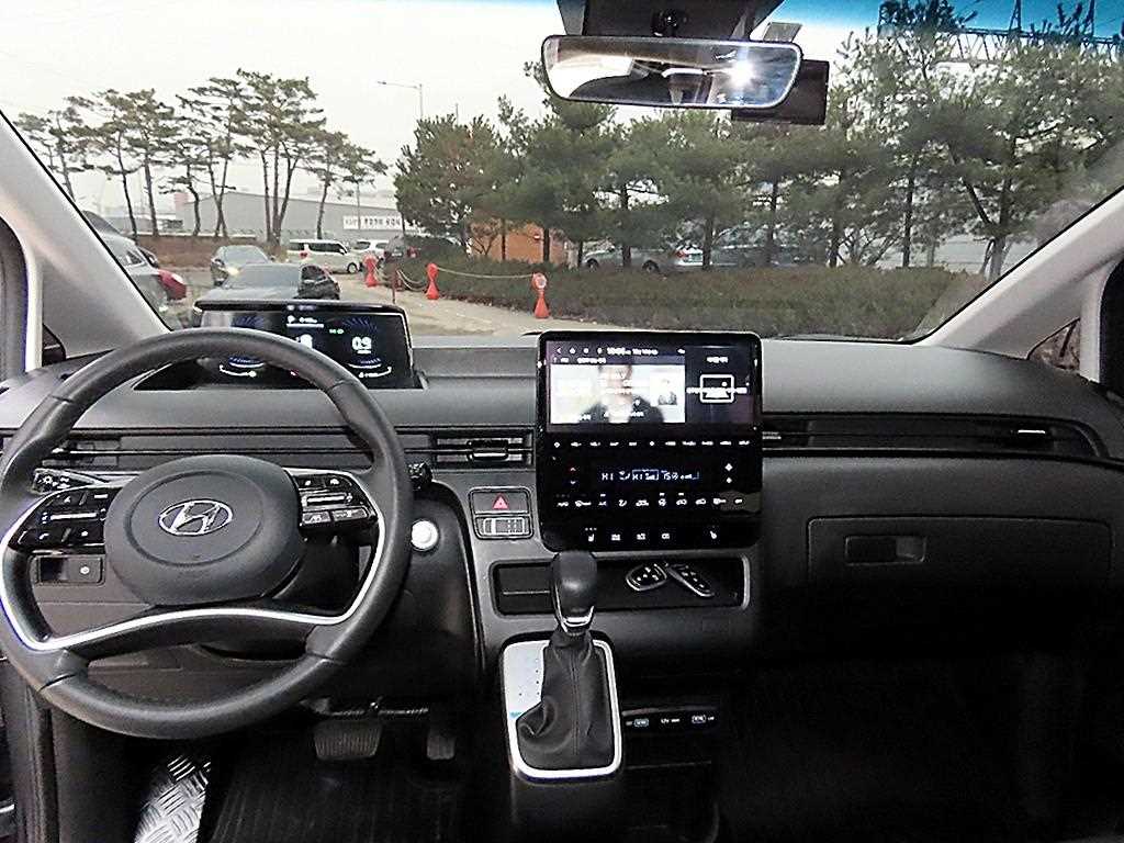 Hyundai Staria 2WD Diesel Tourer Modern 9