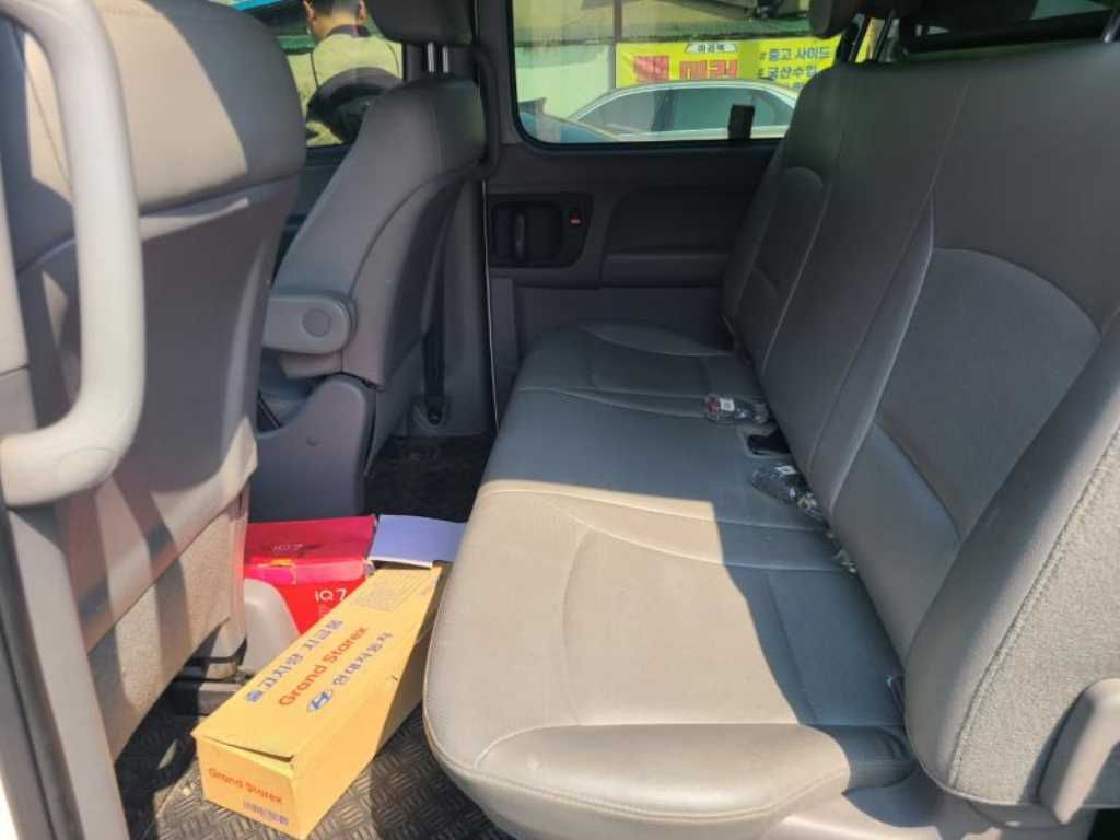 Hyundai Starex 2WD Van Smart 9