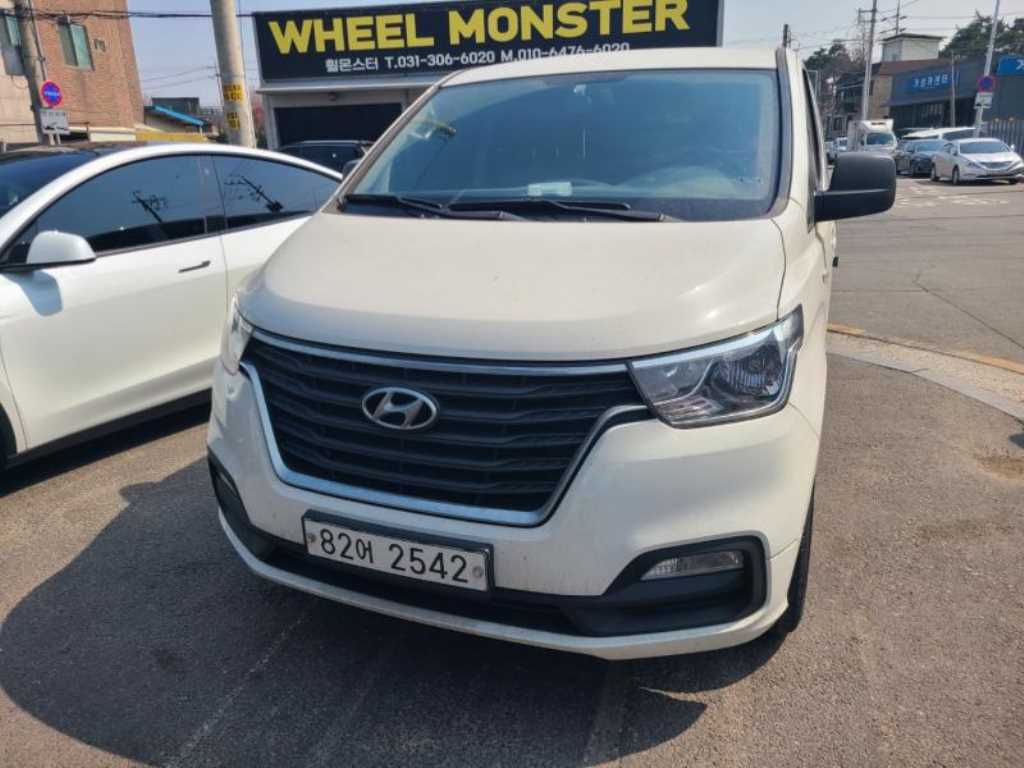 Hyundai Starex 2WD Van Smart 2
