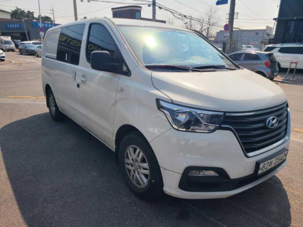Hyundai Starex 2WD Van Smart 4