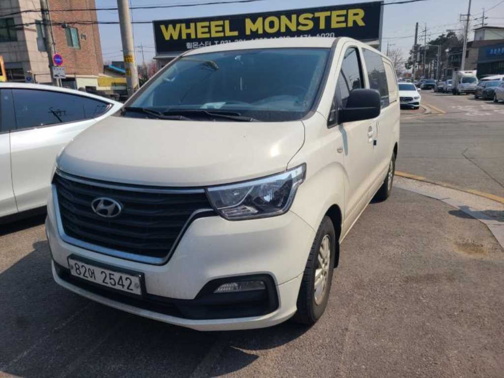 Hyundai Starex 2WD Van Smart 3