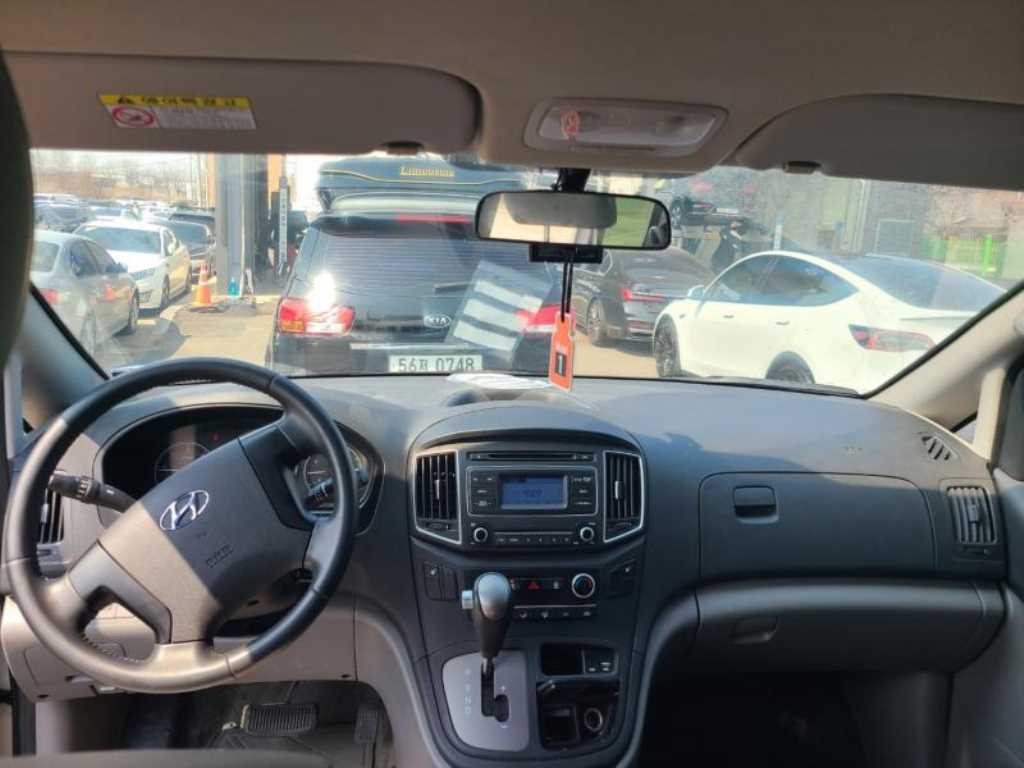 Hyundai Starex 2WD Van Smart 10