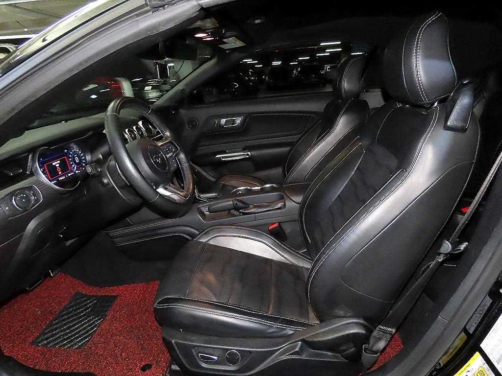 Ford Mustang GT Convertible 9