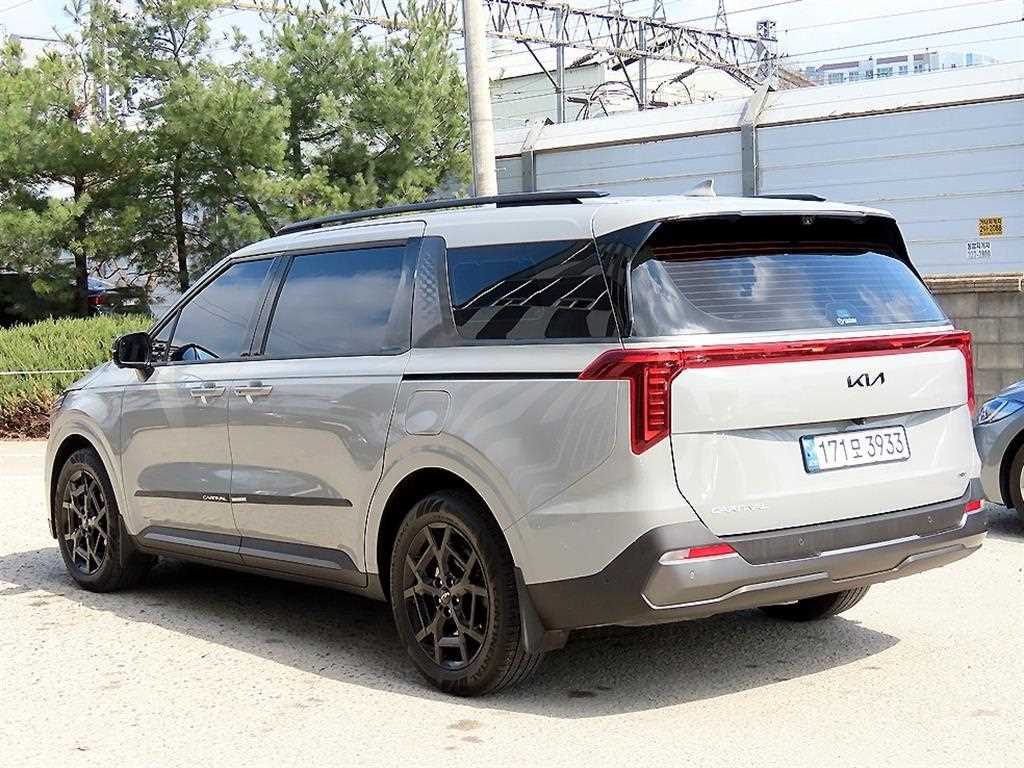 Kia Carnival HEV Signature 4