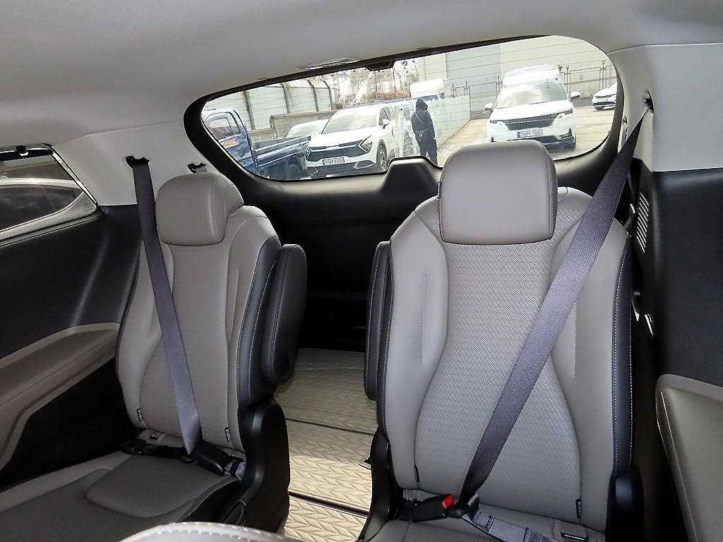Kia Carnival HEV Signature 8