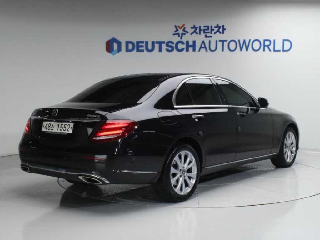 Mercedes-Benz E-Class E300 4MATIC Exclusive 3