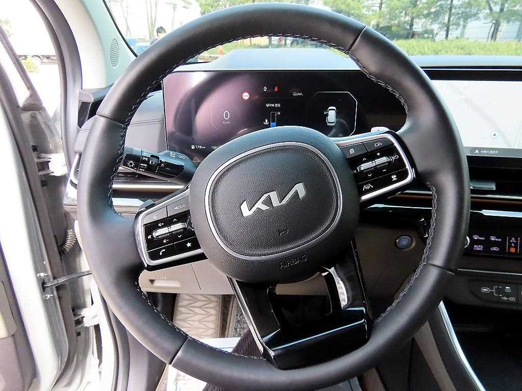 Kia Carnival HEV Signature 10