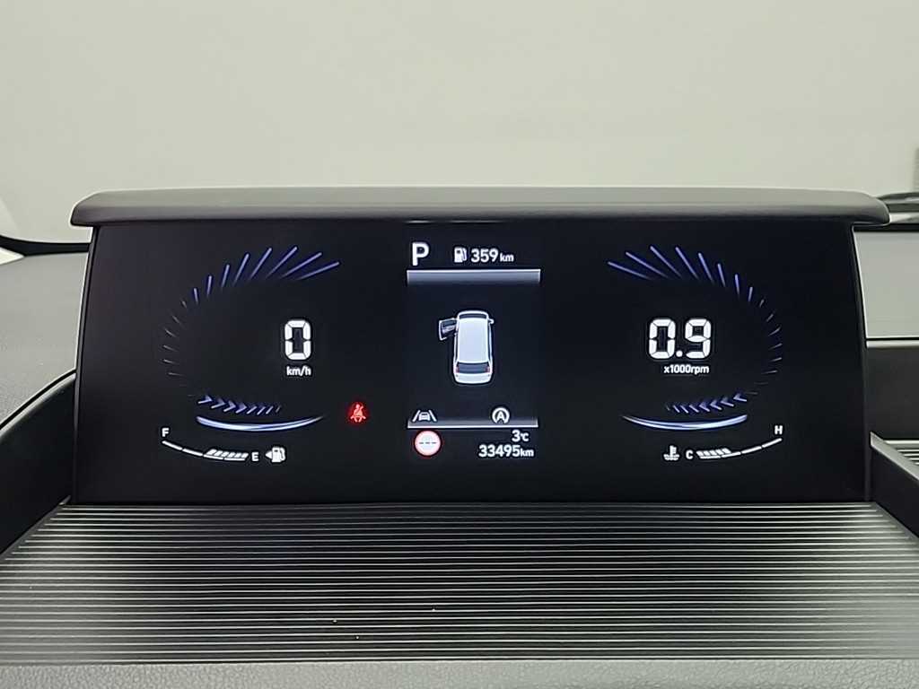 Hyundai Staria 4WD Diesel Tourer Modern 8