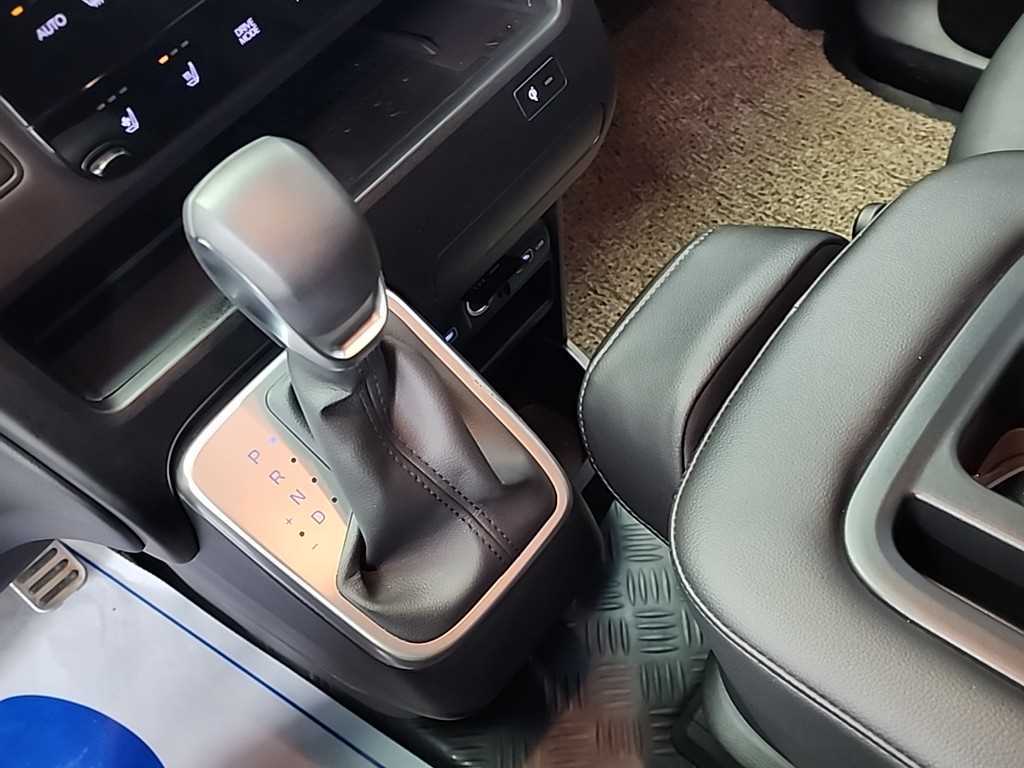 Hyundai Staria 4WD Diesel Tourer Modern 10