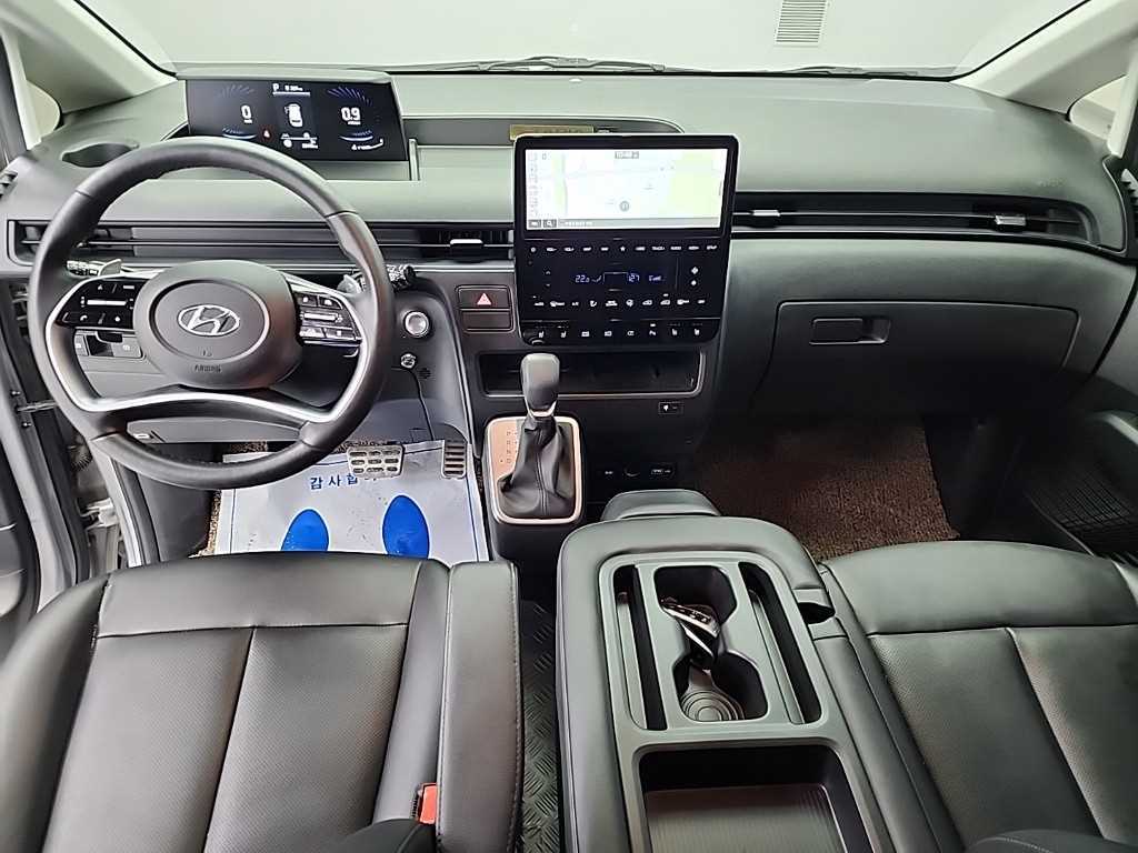 Hyundai Staria 4WD Diesel Tourer Modern 9