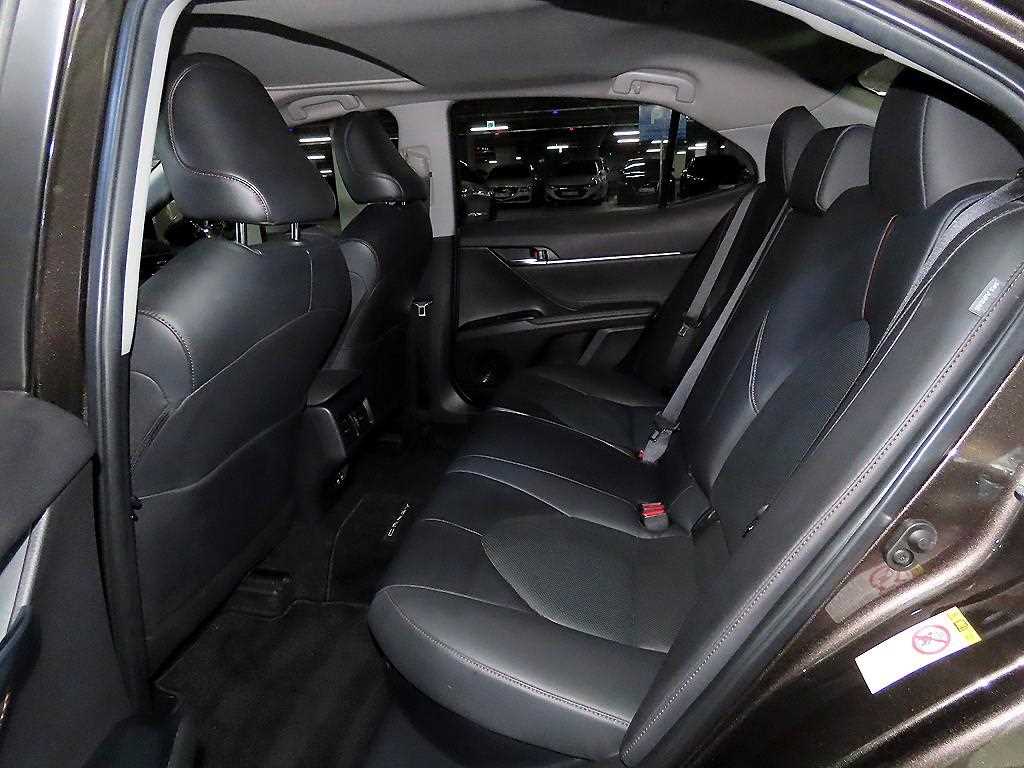 Toyota Camry 2.5 Hybrid XLE 8