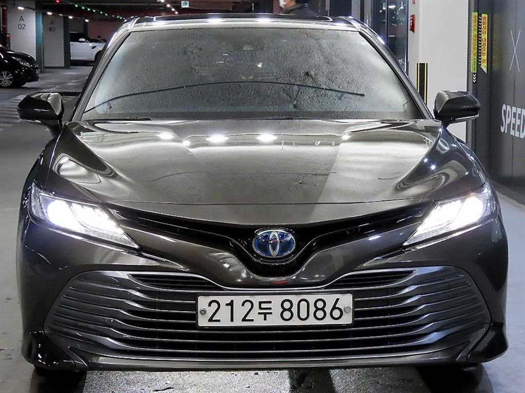 Toyota Camry 2.5 Hybrid XLE 3