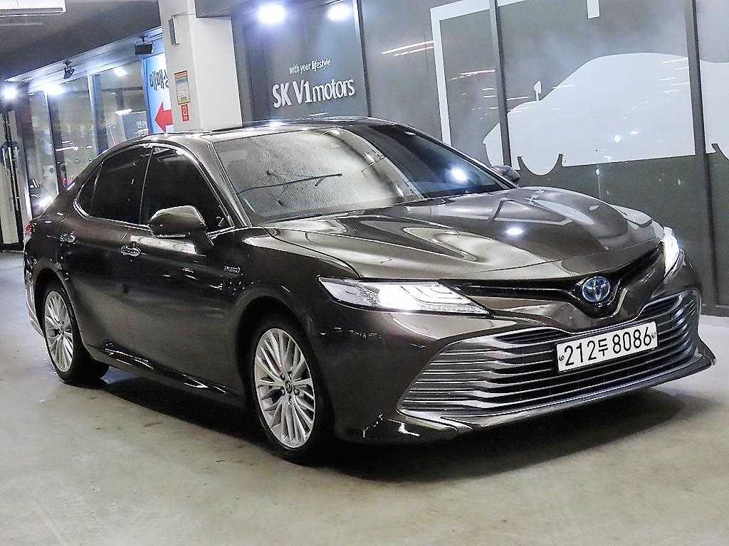 Toyota Camry 2.5 Hybrid XLE 2