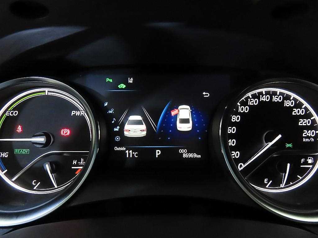 Toyota Camry 2.5 Hybrid XLE 10