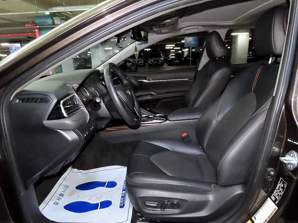 Toyota Camry 2.5 Hybrid XLE 7