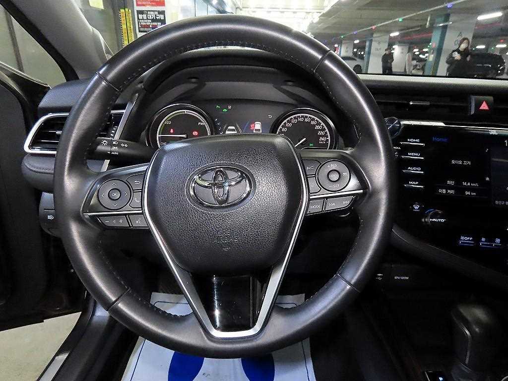 Toyota Camry 2.5 Hybrid XLE 9