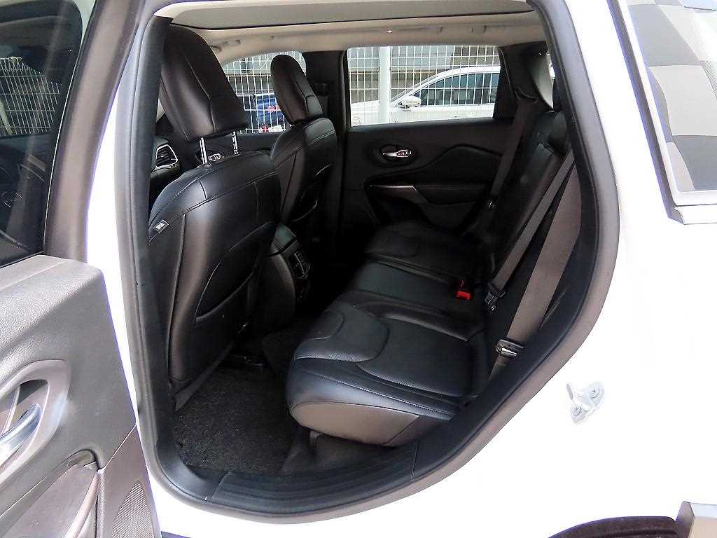 Jeep Cherokee 2.4 Limited 7