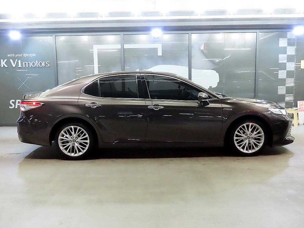 Toyota Camry 2.5 Hybrid XLE 4