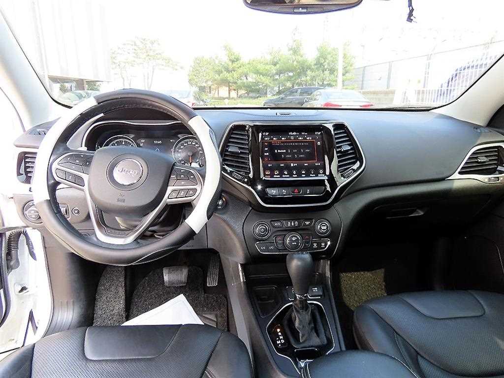 Jeep Cherokee 2.4 Limited 8