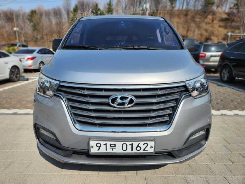 Hyundai Starex 2WD Van Smart