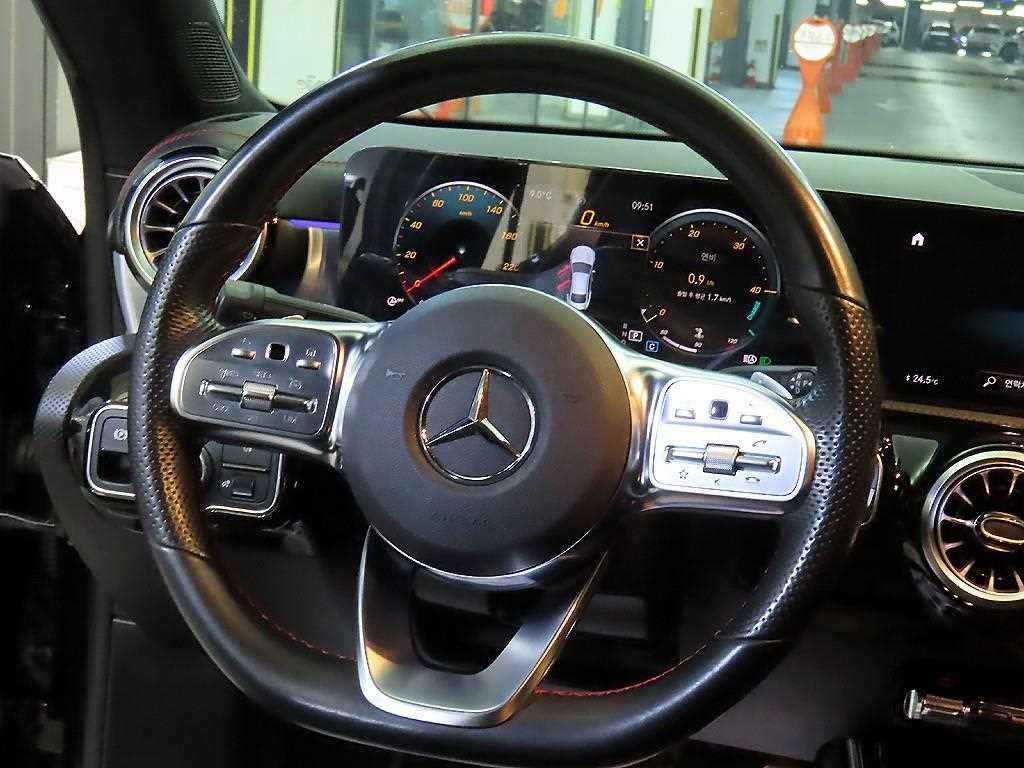 Mercedes-Benz CLA-Class CLA250 4MATIC 9