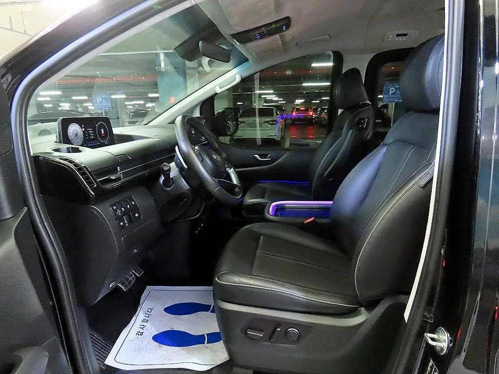 Hyundai Staria 4WD Diesel Lounge Inspiration 7