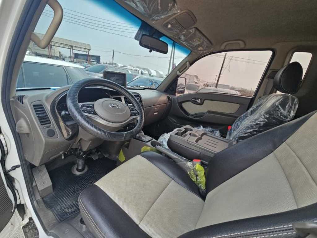 Hyundai Porter 1.0 Ton/ Super Cab/ Long Wheelbase/ CRDi Premium 4