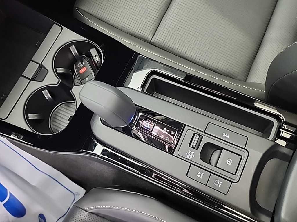 Toyota Prius 2.0 HEV XLE 9