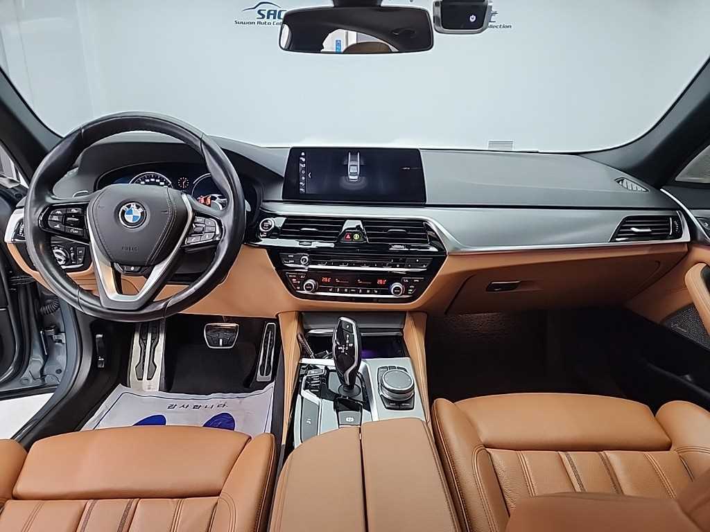 BMW 5시리즈 530i xDrive M 스포츠 사진 2/19