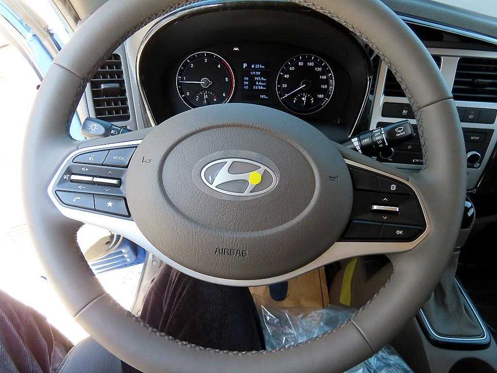 Hyundai Porter 1.0 Ton/ Double Cab/ Long Wheelbase 10