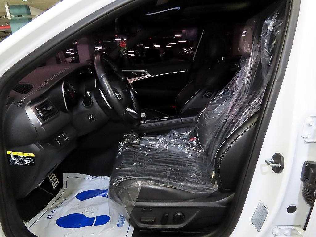 Genesis G70 2.0T Sport Package 10