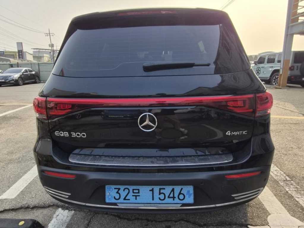 Mercedes-Benz EQB-Class EQB300 4MATIC 3