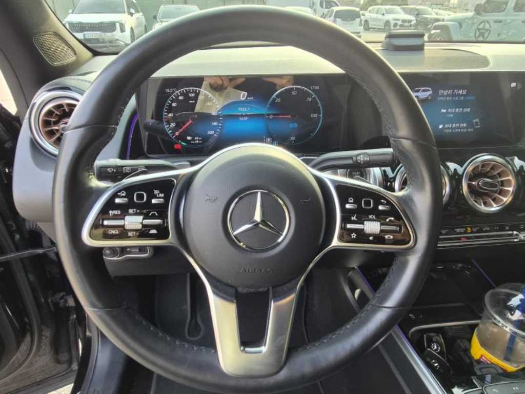 Mercedes-Benz EQB-Class EQB300 4MATIC 7