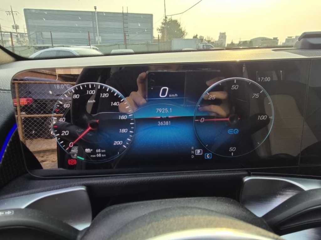 Mercedes-Benz EQB-Class EQB300 4MATIC 8