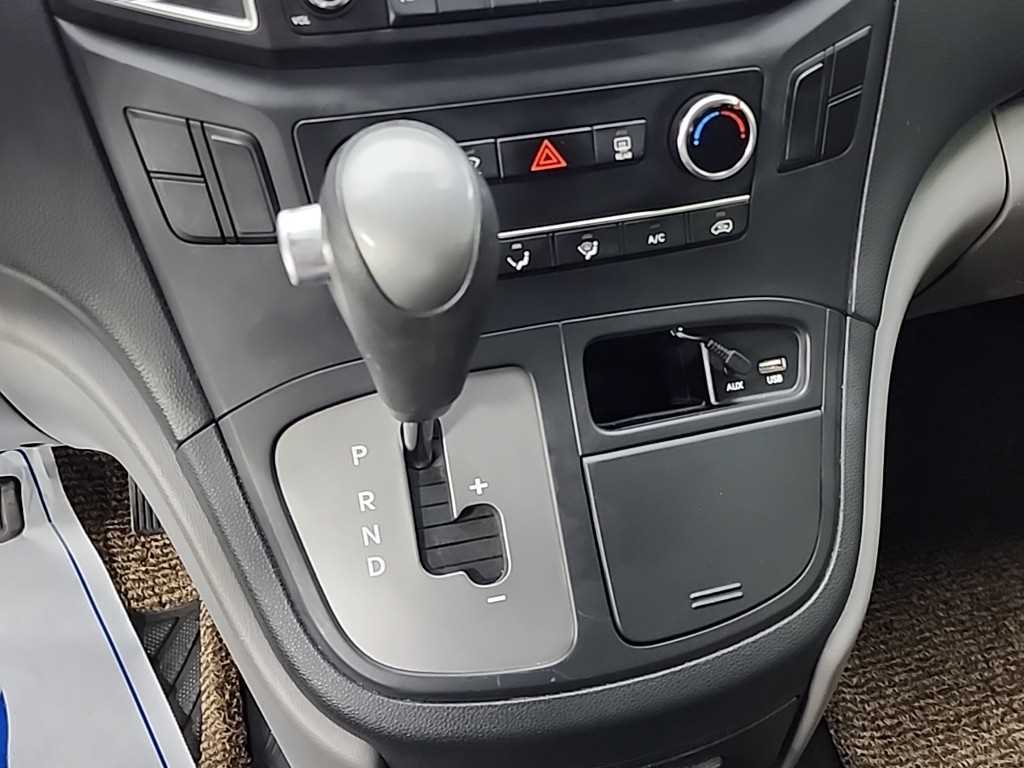 Hyundai Starex 2WD Van Style 9