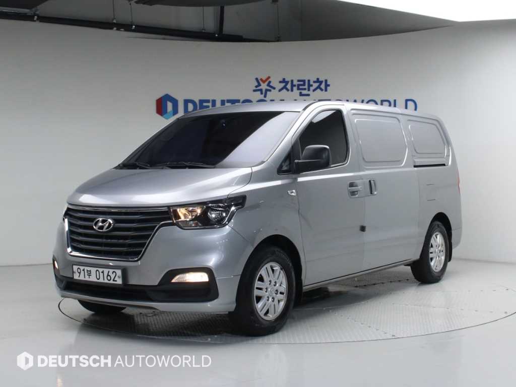 Hyundai Starex 2WD Van Smart