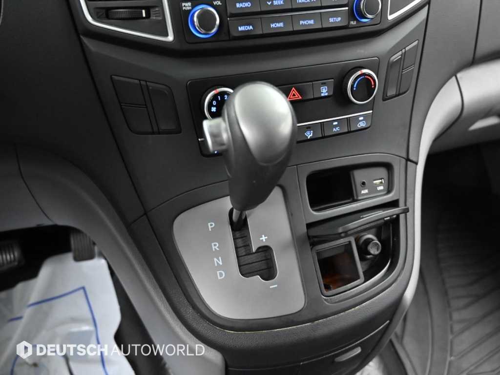 Hyundai Starex 2WD Van Style 10