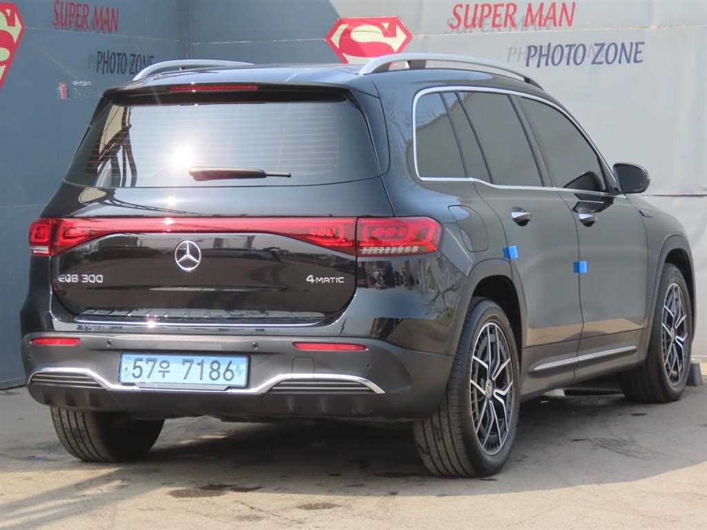 Mercedes-Benz EQB-Class EQB300 4MATIC AMG Line 4