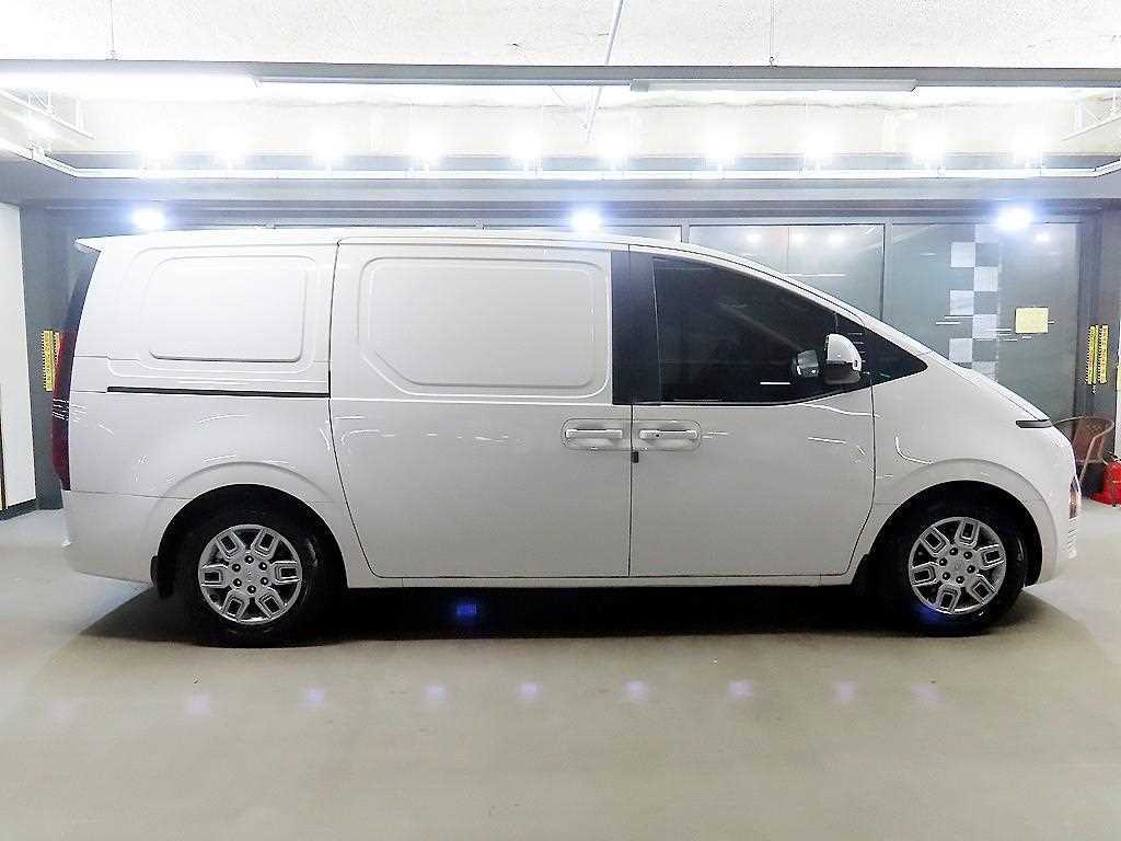 Hyundai Staria 2WD Diesel Cargo Modern 4
