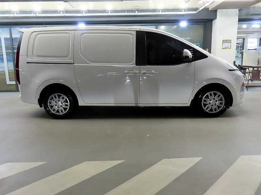 Hyundai Staria 2WD Diesel Cargo Modern 4