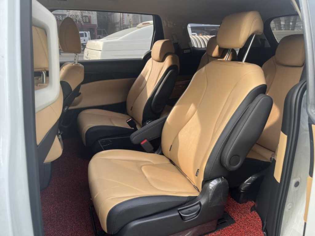 Kia Carnival Gasoline Prestige 7