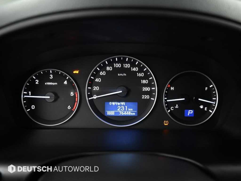 Hyundai Starex 2WD Van Style 9