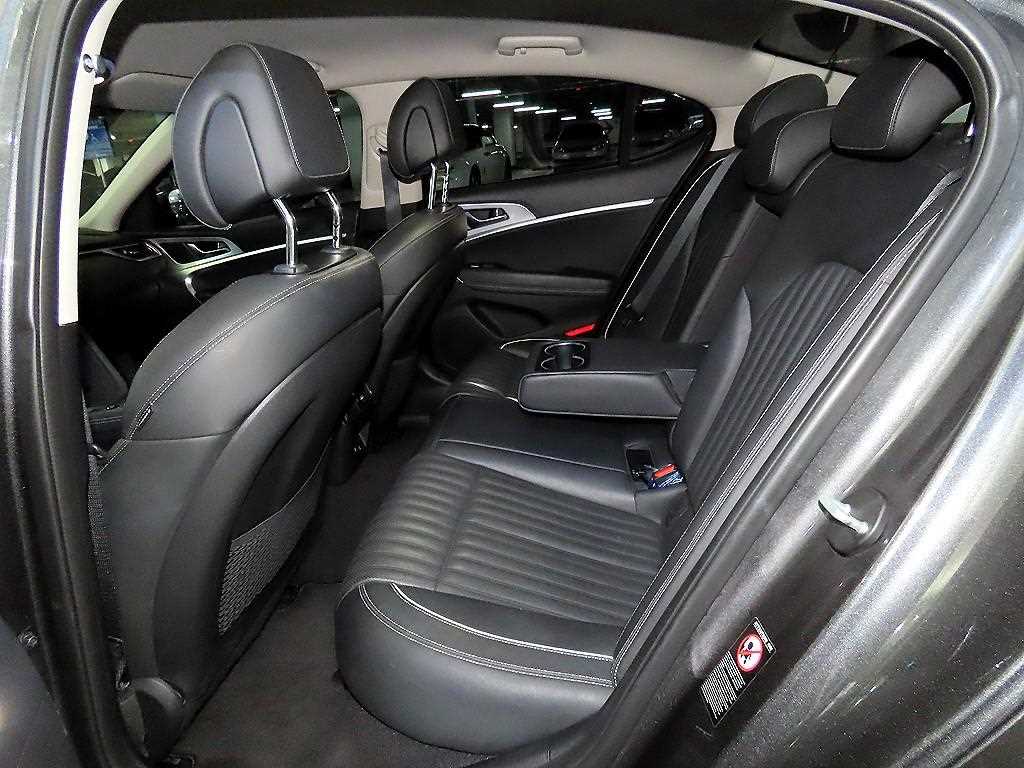 Genesis G70 2.0T Elite 8