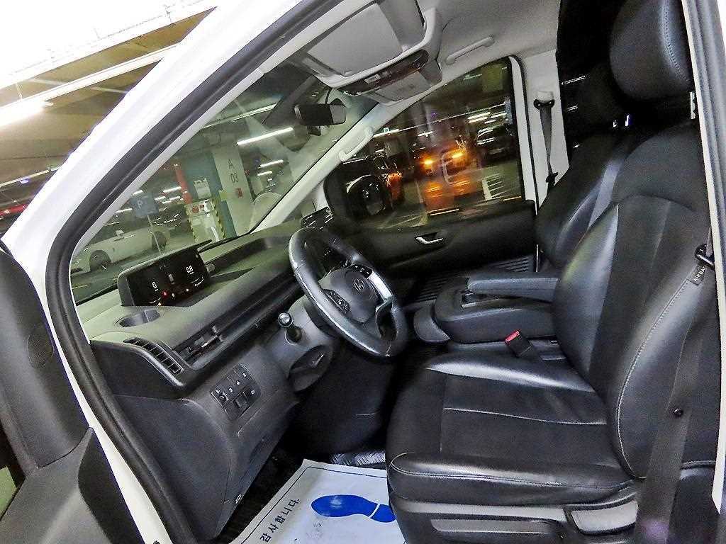 Hyundai Staria 2WD Diesel Cargo Modern 7