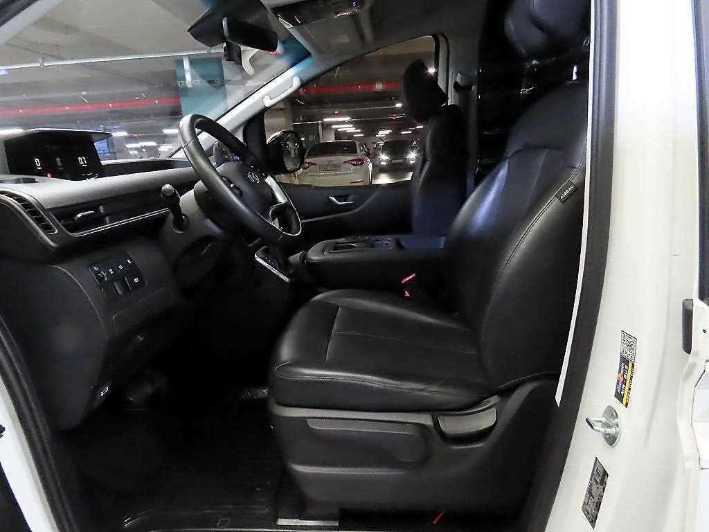 Hyundai Staria 2WD Diesel Cargo Modern 7