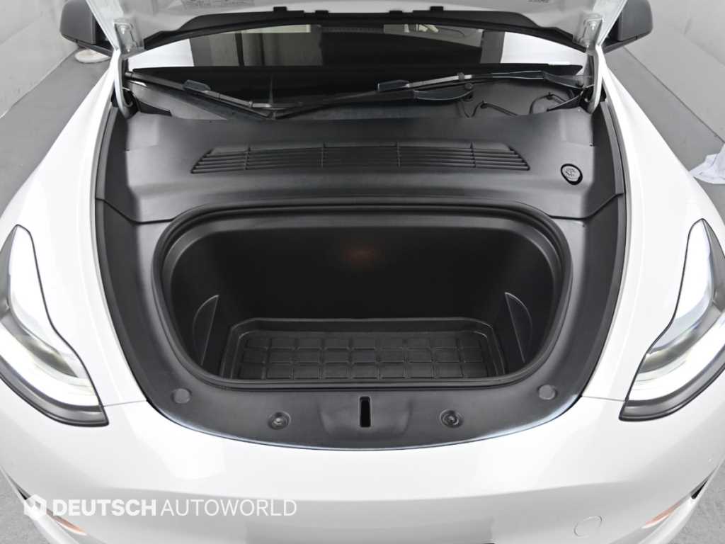 Tesla Model Y Long Range 7